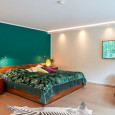 Duża sypialnia z dużym, drewnianym łóżkiem kontynentalnym