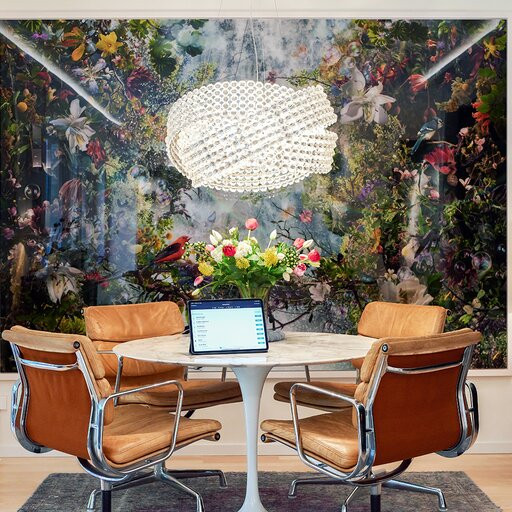Jadalnia z florystyczną tapetą na ścianie oraz z okrągłym stołem