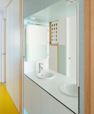 Klasyczna łazienka z dwoma okrągłymi zlewami schowanymi w blacie