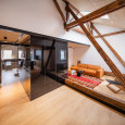 Stylowy salon na poddaszu z drewnianą konstrukcją