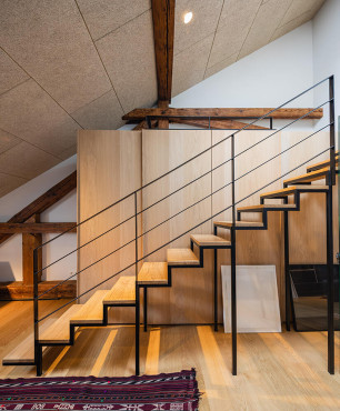 Drewniane schody z metalową, czarną barierą