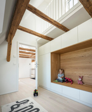 Pokój dziecięcy w stylu skandynawskim z drewnianą konstrukcją