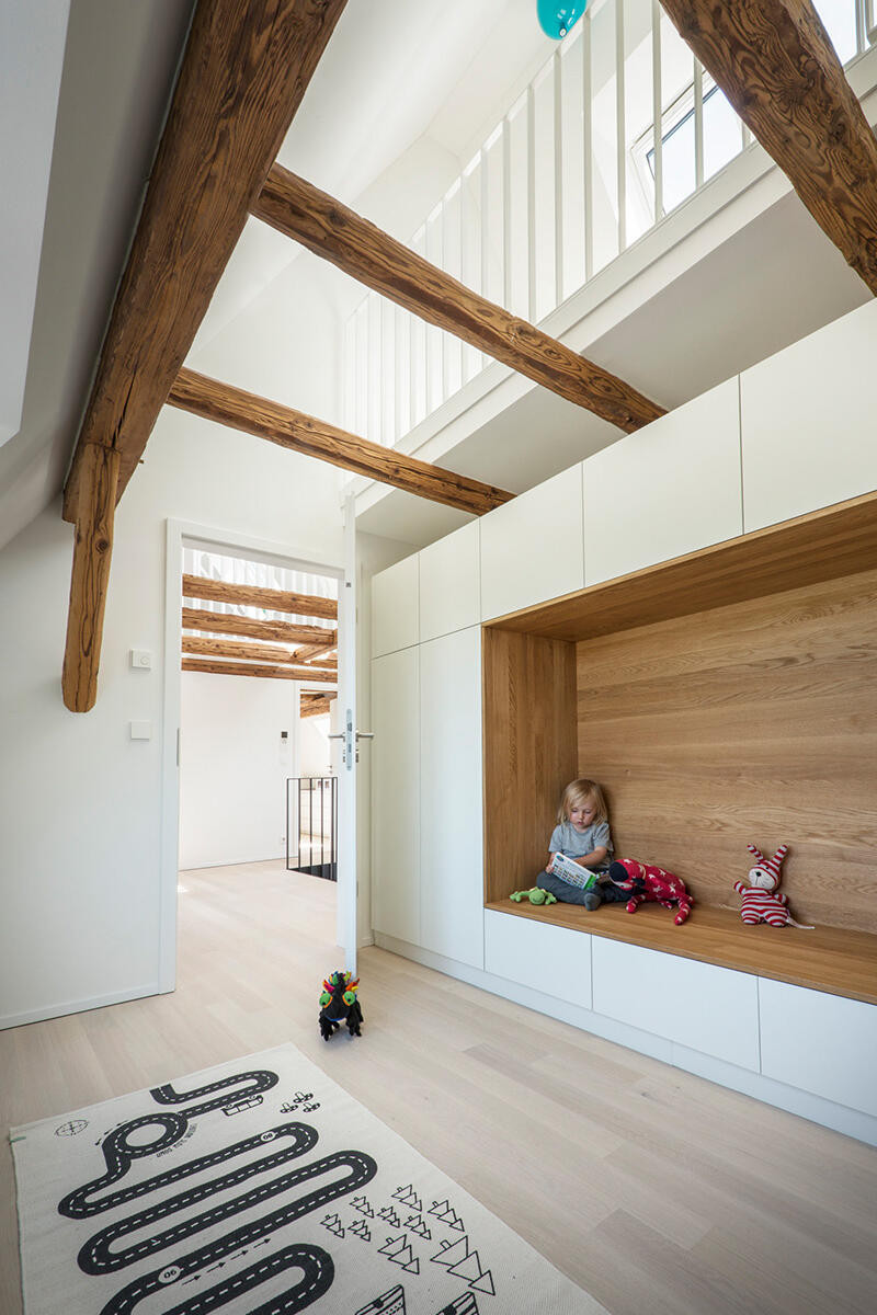 Pokój dziecięcy w stylu skandynawskim z drewnianą konstrukcją