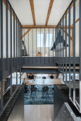 Dom piętrowy z drewnianymi schodami