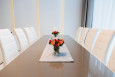Jadalnia z dużym stołem ze szklanym blatem oraz z tapicerowanymi krzesłami