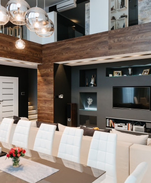 Antresola, salon i jadalnia w stylu nowoczesnym z dodatkiem drewna na ścianie