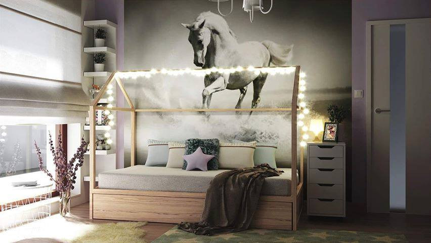 Pokój dziecięcy z drewnianym łóżkiem domek oraz z tapetą z koniem na ścianie