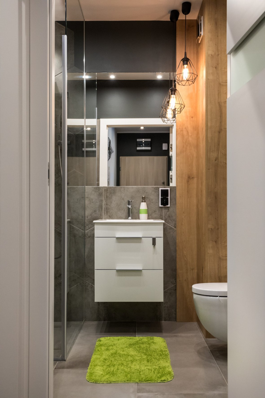 Projekt łazienki z imitacją betonowych i drewnianych płytek na ścianie i podłodze