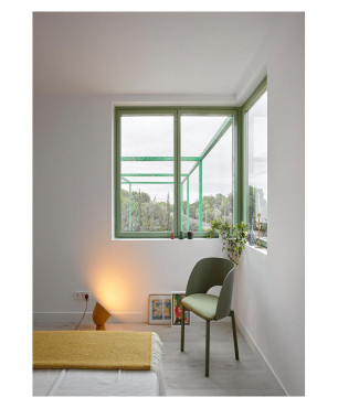 Klasyczna sypialnia z zielonym krzesłem