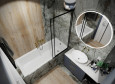 Mała, nowoczesna łazienka z wanną z funkcją prysznica oraz ze złotą armaturą