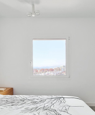 Klasyczna biała sypialnia z drewnianym łóżkiem kontynentalnym