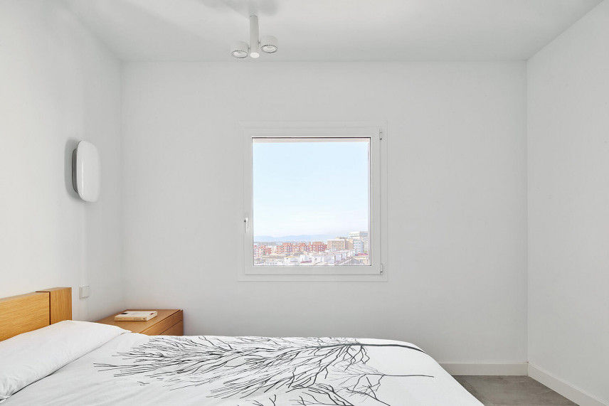 Klasyczna biała sypialnia z drewnianym łóżkiem kontynentalnym
