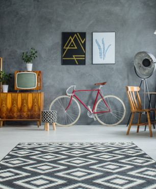 Salon w stylu skandynawskim z rowerem