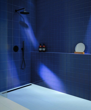 Łazienka z prysznicem walk-in z wykorzystaniem płytek z kolekcji  Neve Creative DARK BLUE