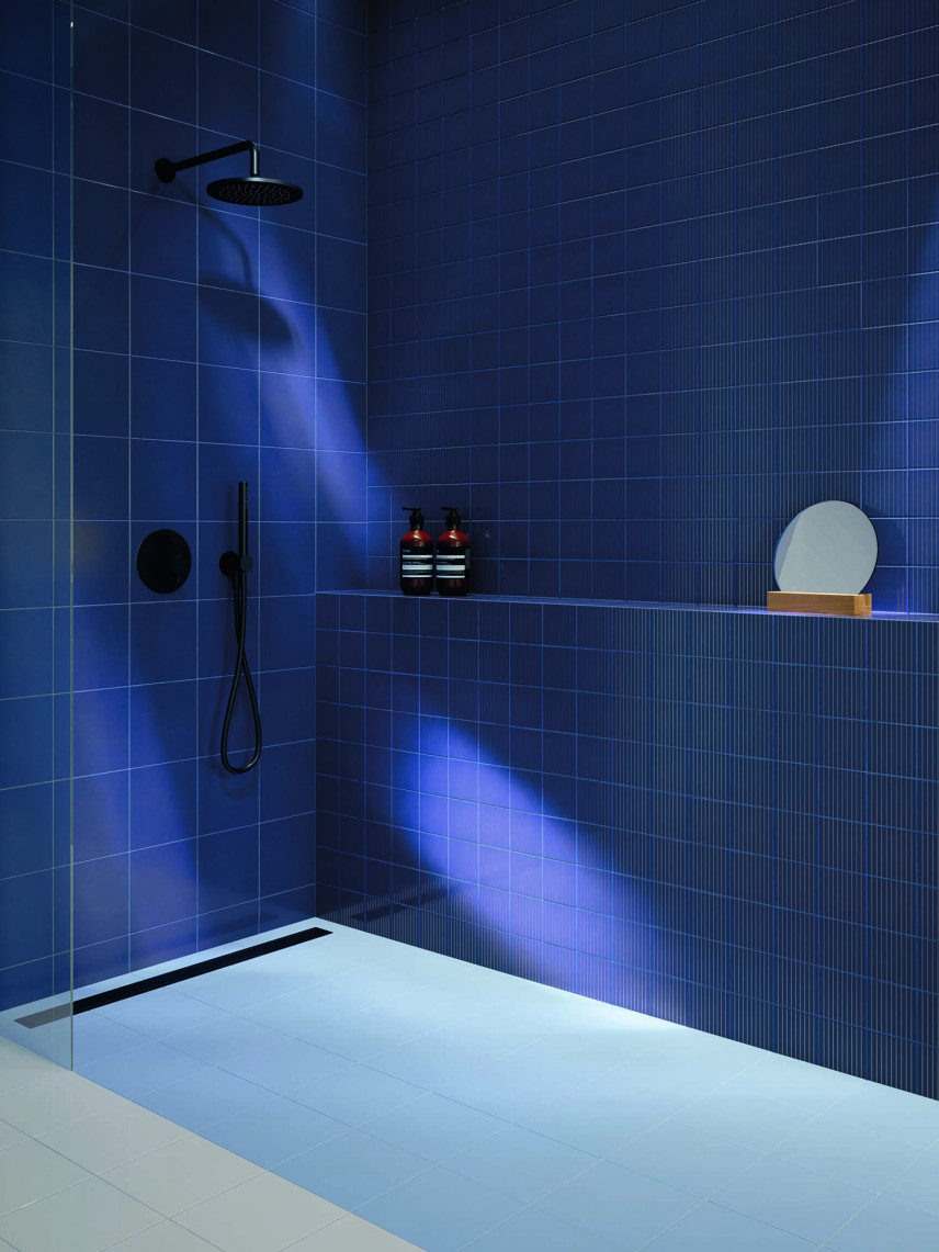Łazienka z prysznicem walk-in z wykorzystaniem płytek z kolekcji  Neve Creative DARK BLUE