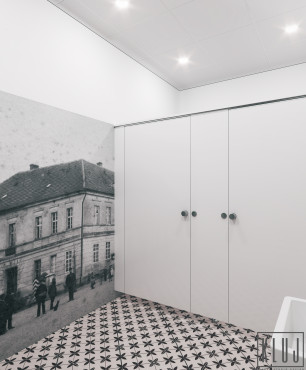 Łazienka z czarno-białą tapetą na ścianie