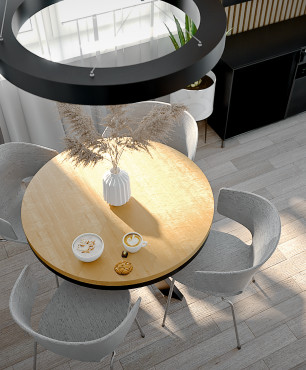 Jadalnia z drewnianym, okrągłym stołem z modnym lampą wiszącą