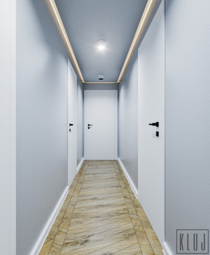 Wąski korytarz z drewnianą podłogą
