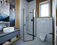 Projekt łazienki z prysznicem narożnym, z odpływem liniowym oraz z oknem