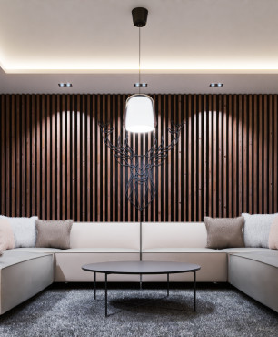 Salon ze stylowym, beżowym, dużym narożnikiem z drewnianym panelami na ścianie
