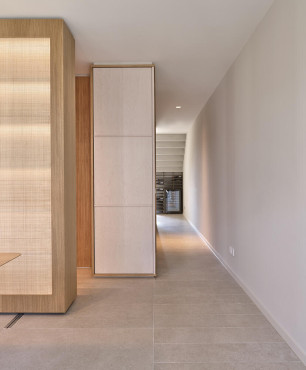 Klasyczny korytarz z szafą z drewnianym frontem