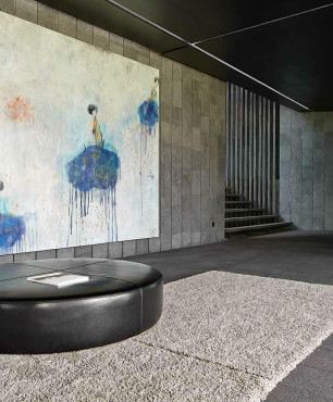 Taras zakryty z obrazem na betonowej ścianie