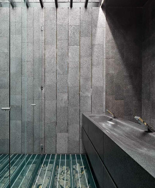 Nowoczesna łazienka z imitacją betonowych płytek na ścianie