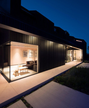 Duży dom prostokątny z oświetlonym tarasem