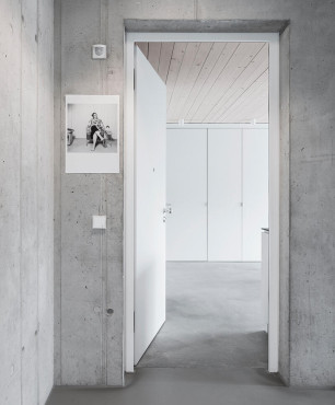 Betonowy korytarz z betonową podłogą