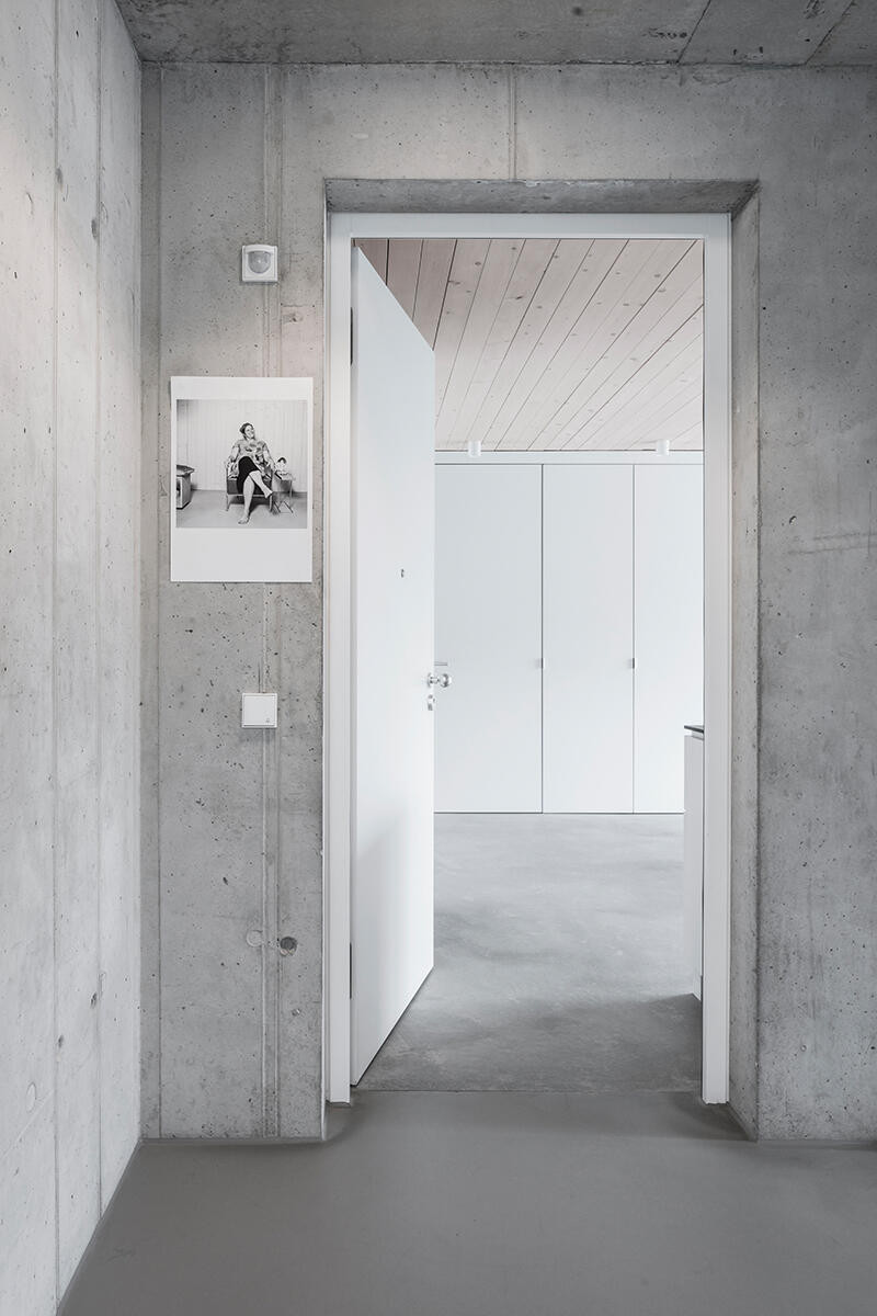 Betonowy korytarz z betonową podłogą