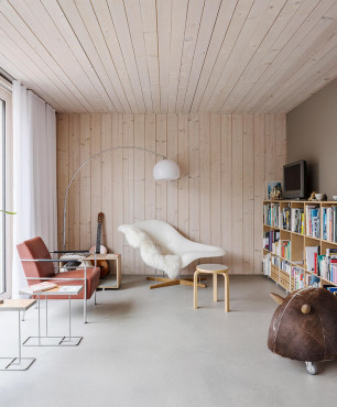 Salon w stylu skandynawskim z drewnem na ścianie oraz suficie