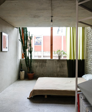 Sypialnia z betonowymi ścianami i sufitem