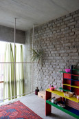 Pokój dziecięcy na piętrze w mieszkaniu z szarą cegłą na ścianie