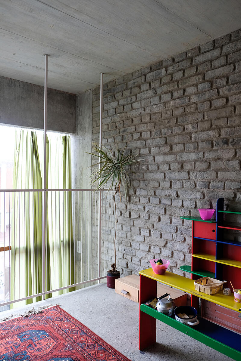 Pokój dziecięcy na piętrze w mieszkaniu z szarą cegłą na ścianie
