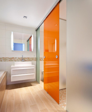 Łazienka z przesuwanymi drzwiami w kolorze pomarańczowym