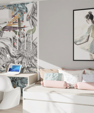 Przytulny pokój nastolatki z wzorzystą tapetą na ścianie oraz z biurkiem i łóżkiem