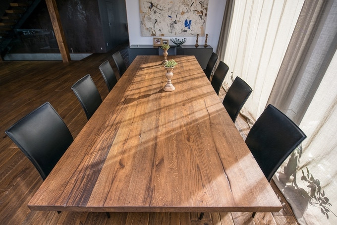 Jadalnia z drewnianym, dużym stołem z blatem ze 100-letniego dębu