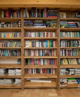 Drewniana biblioteczka na całą ścianę w salonie