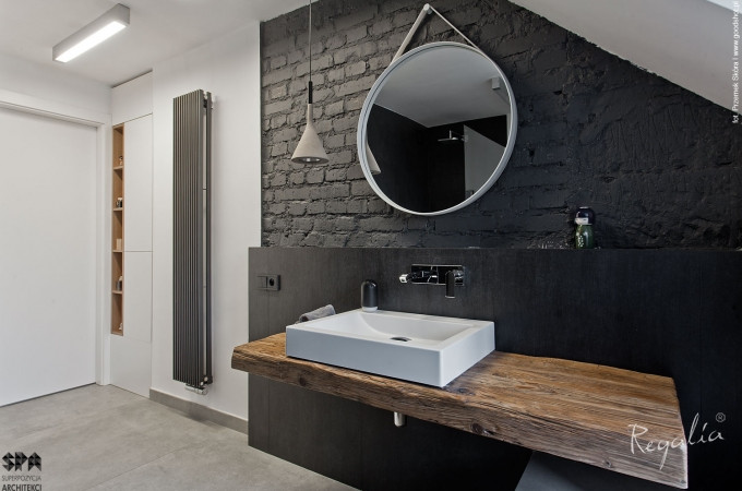 Łazienka w stylu loft z czarną cegłą na ścianie