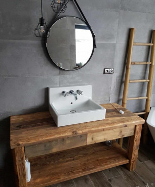 Łazienka z drewnianą komodą oraz zlewem nablatowym