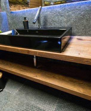 Łazienka w stylu nowoczesnym z drewna ręcznie rżniętego