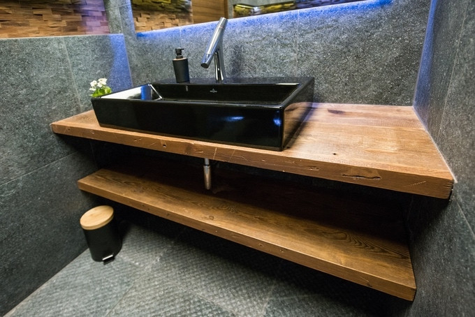Łazienka w stylu nowoczesnym z drewna ręcznie rżniętego