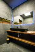 Aranżacja łazienki z drewnianymi blatami