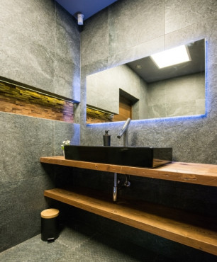 Aranżacja łazienki z drewnianymi blatami