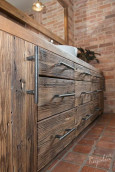 Łazienka z drewnianą szafką zaprojektowaną przez właścicieli domu