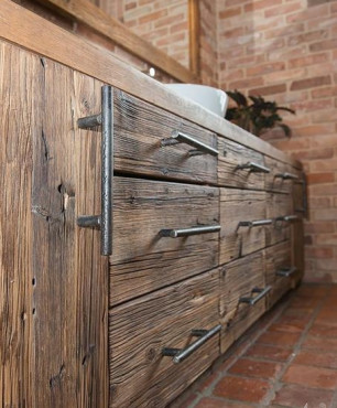 Łazienka z drewnianą szafką zaprojektowaną przez właścicieli domu