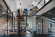 Drewniane schody półkowe ze szklaną balustradą