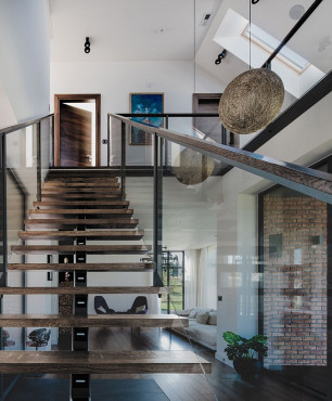 Drewniane schody półkowe ze szklaną balustradą