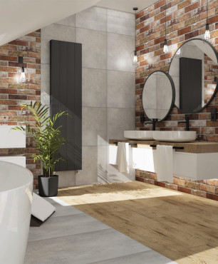 Duża łazienka w stylu industrialnym na poddaszu z cegłą na ścianie oraz z wanną i prysznicem