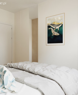 Sypialnia w stylu klasycznym z obrazem na ścianie i drewnianą szafą
